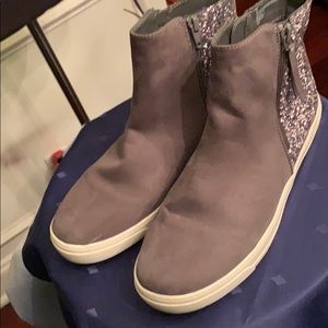 Justice gray sneaker size 9 heel has glitter.